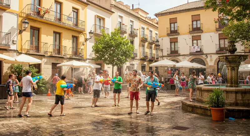 Turistas en España enfrentan nueva atracción_ La guerra del agua pistola